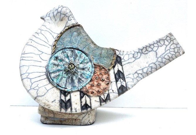 Valokuvassa rakukeramiikka lintu, Sinihopean hohtoa, tekemisessä käytetty järven villisavea ja kivitavarasavea.