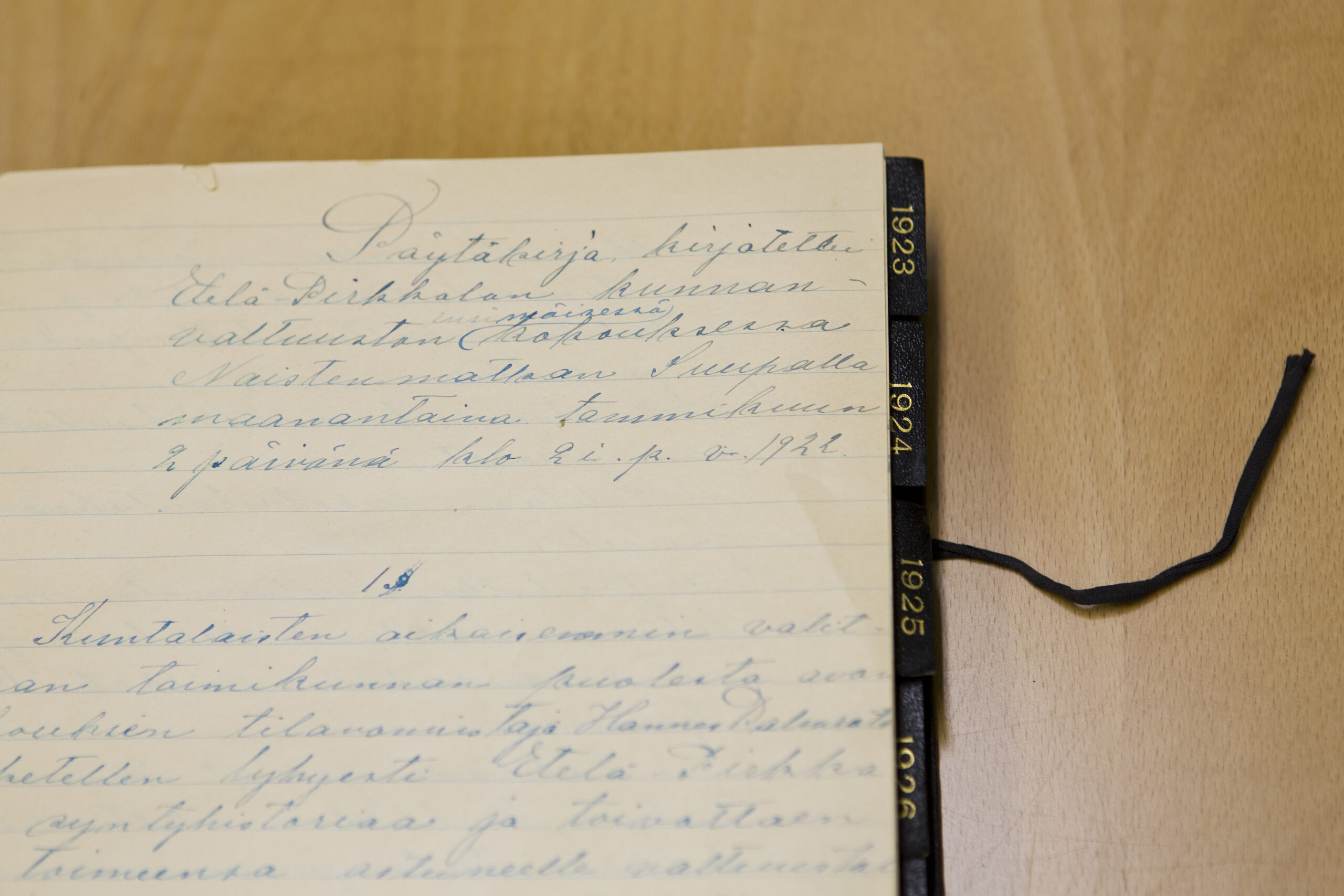 Pöytäkirjaote Etelä-Pirkkalan kunnanvaltuuston ensimmäisestä kokouksesta tammikuussa vuonna 1922.