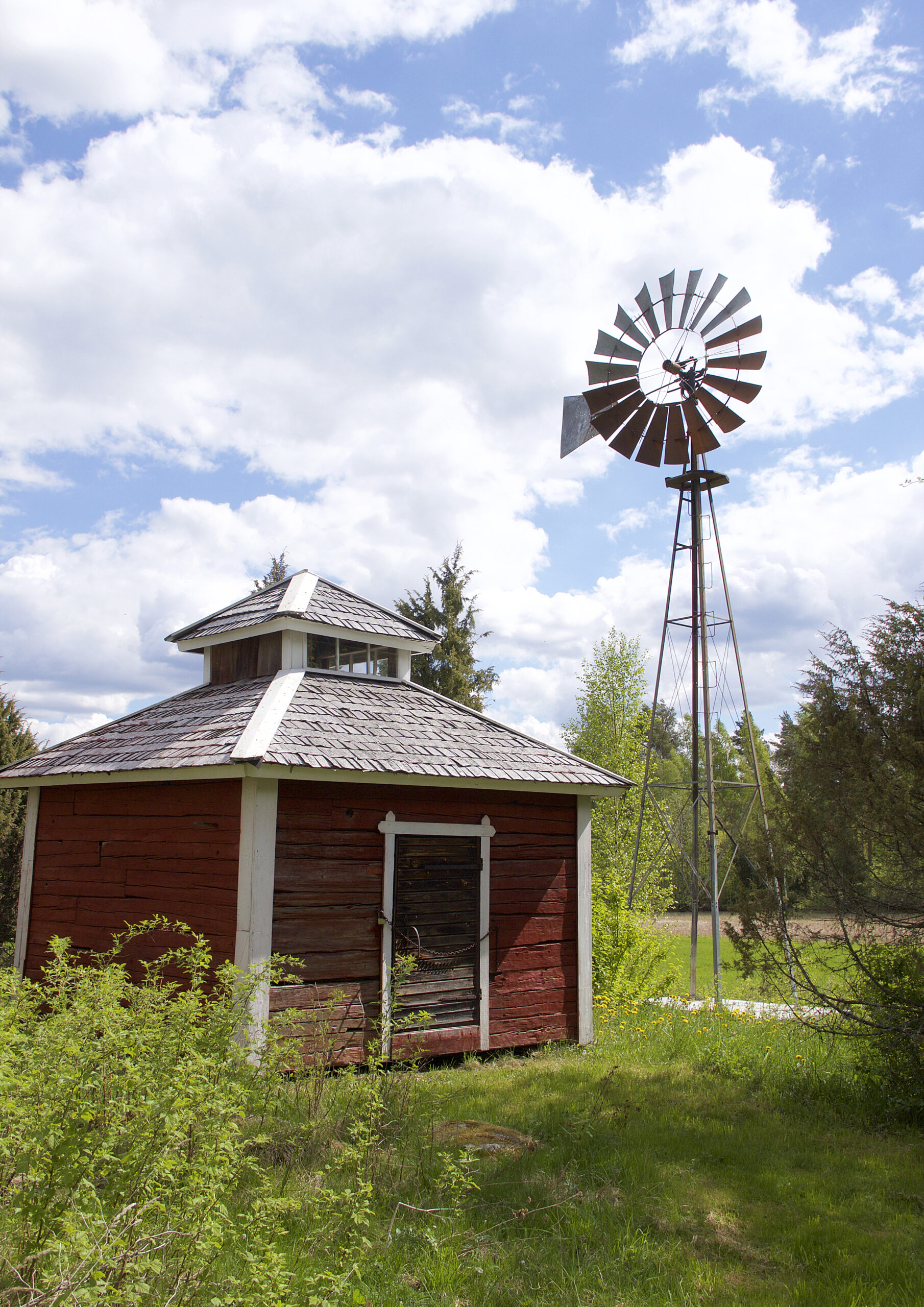 Tuulimoottori ja vilja-aitta Reipin museolla