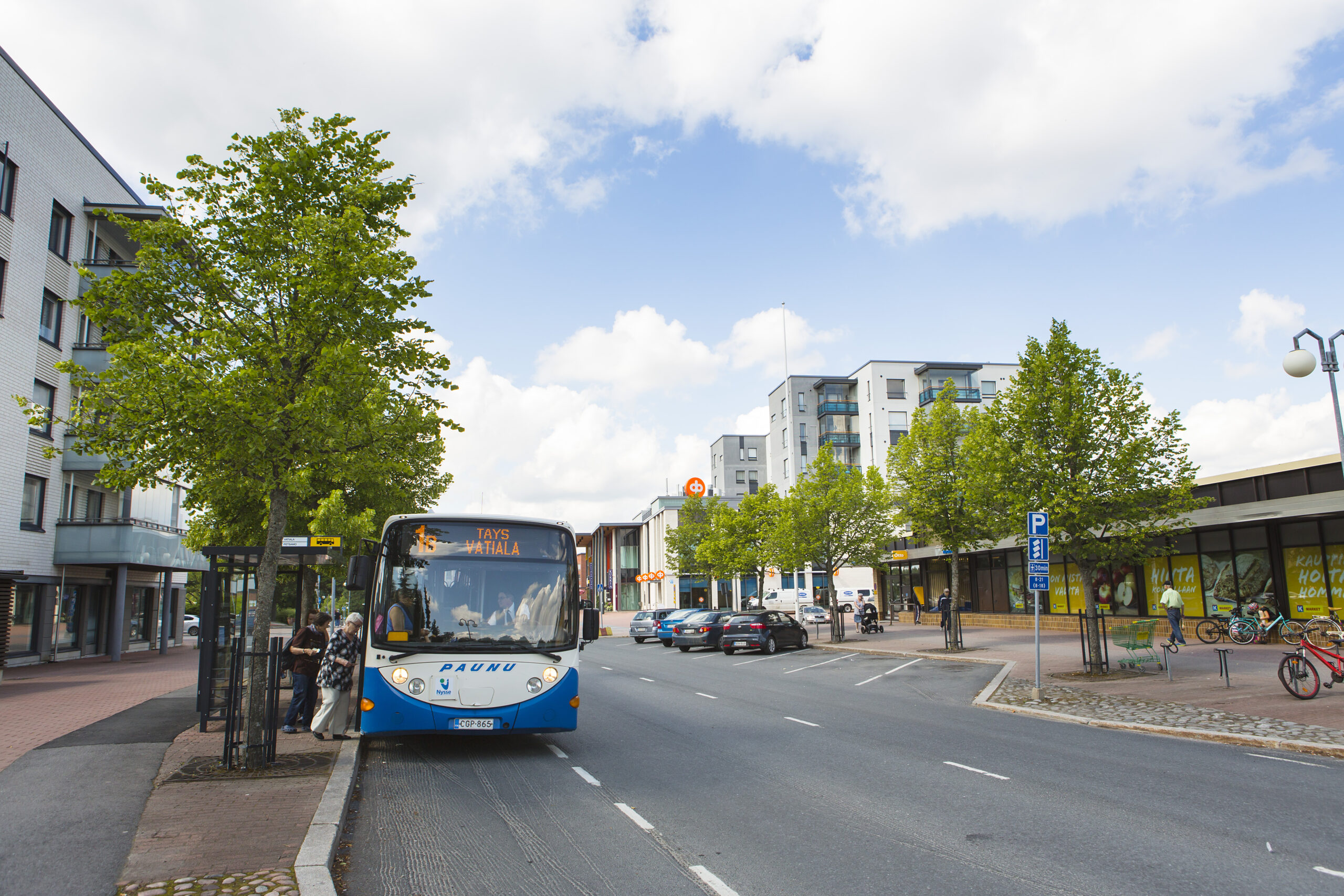 Tampereen joukkoliikenteen bussi Suupan pysäkillä.