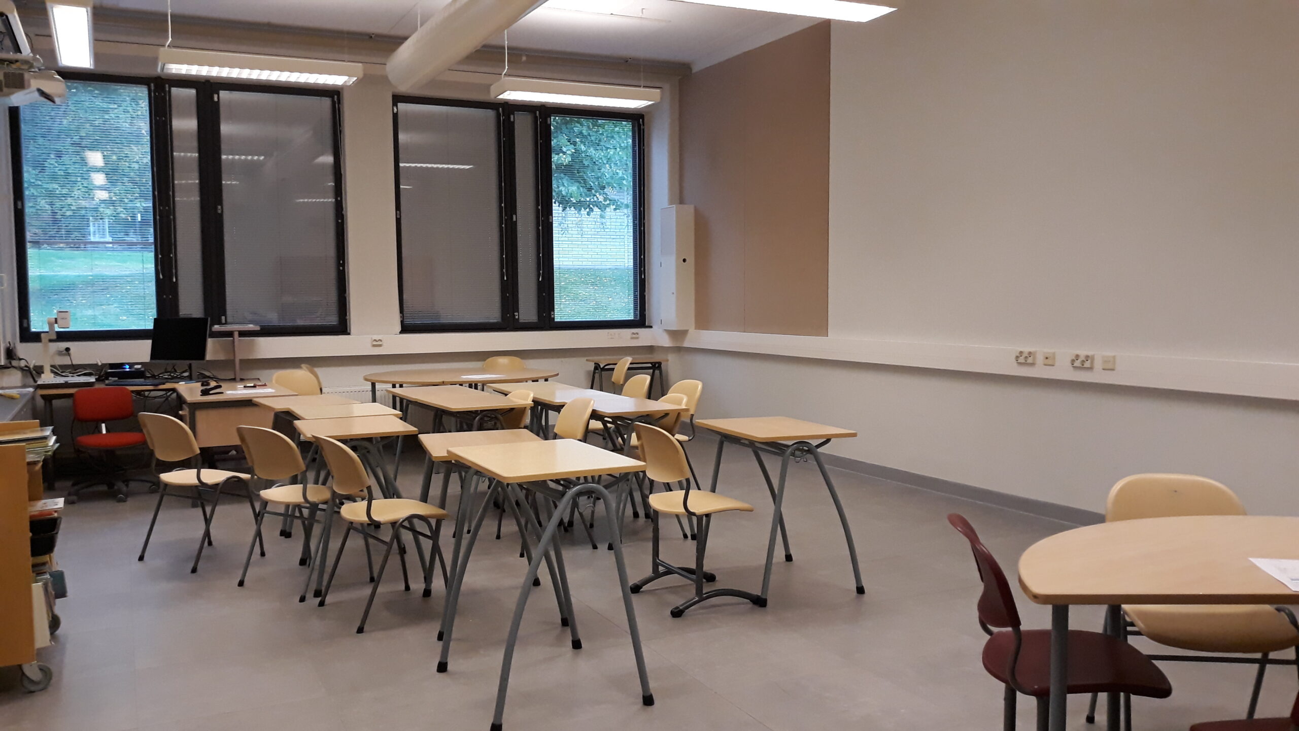 luokkahuone, tuoleja, pulpetteja
