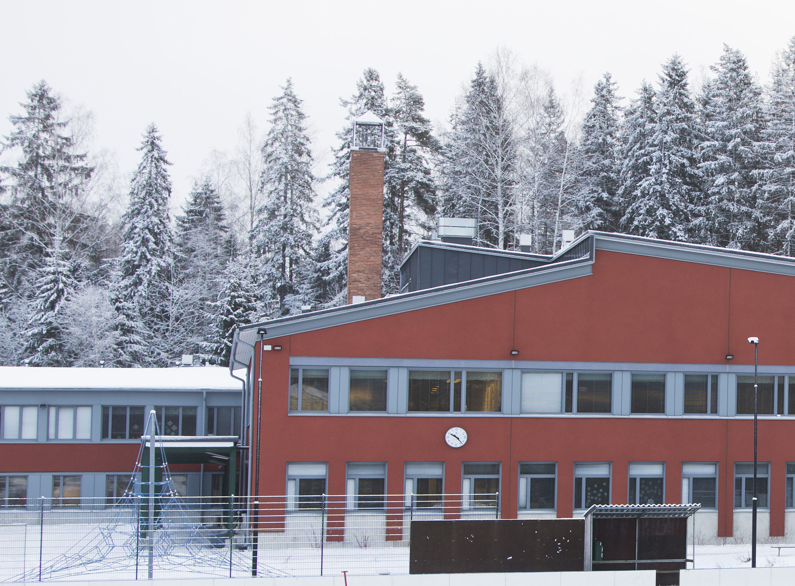 Osa Toivion koulun rakennusta talvimaisemassa.