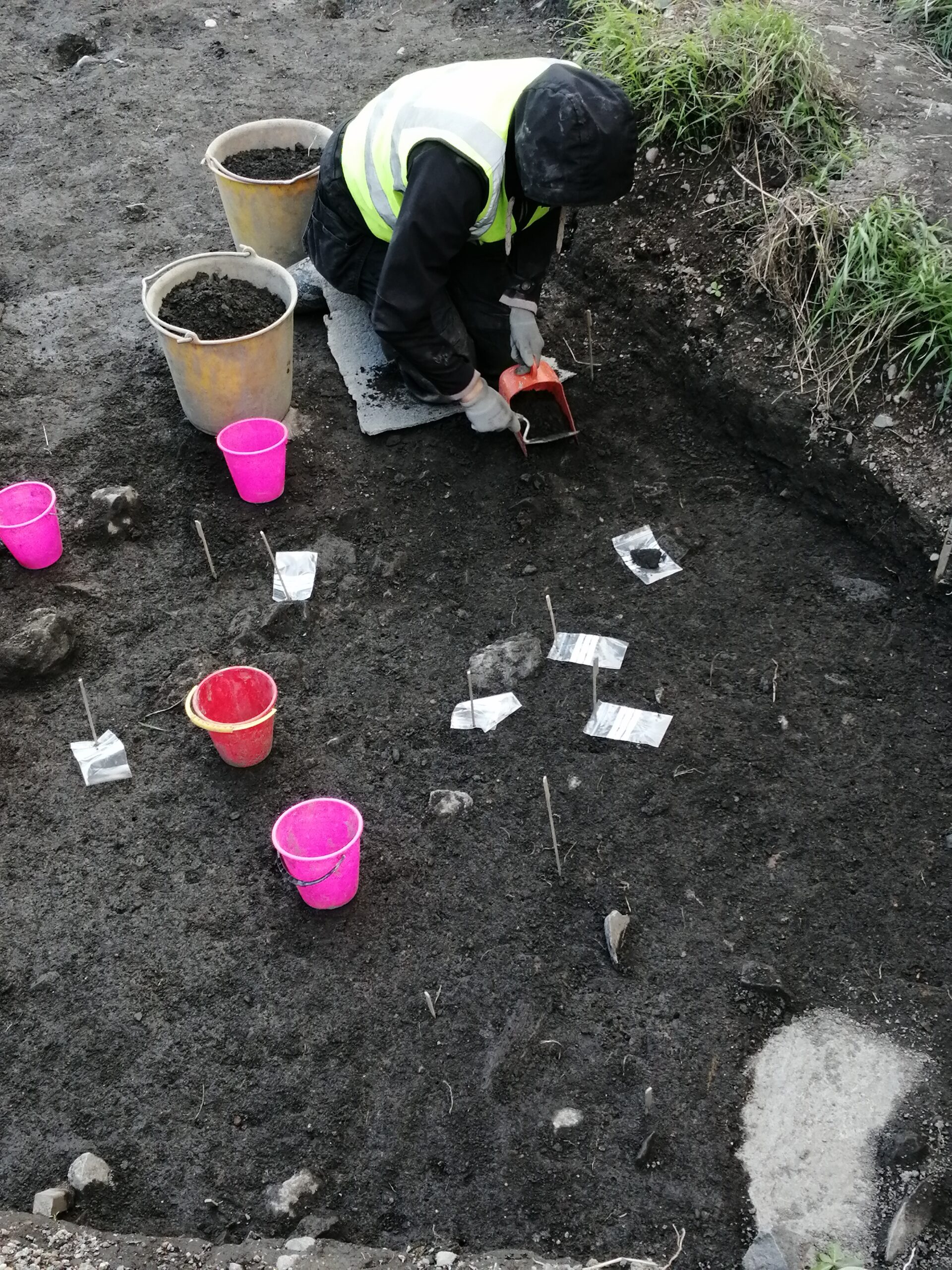 Arkeologi kaivamassa Tursiannotkossa