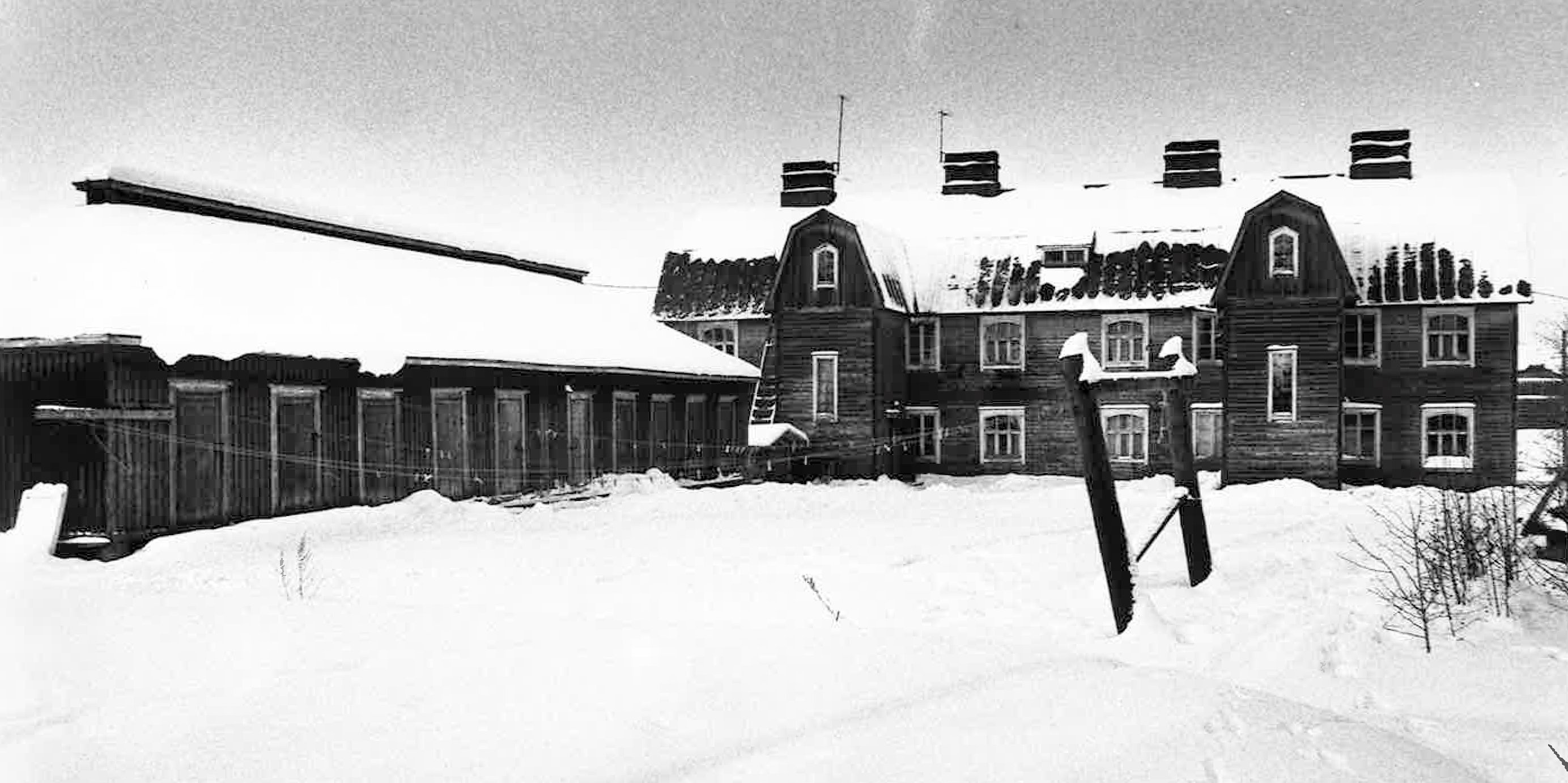 Pyhäjärven Sahan työntekijöiden asuintalo Riitala, johon kuului vasemmalla näkyvä "valtakunnan suurin hussi".