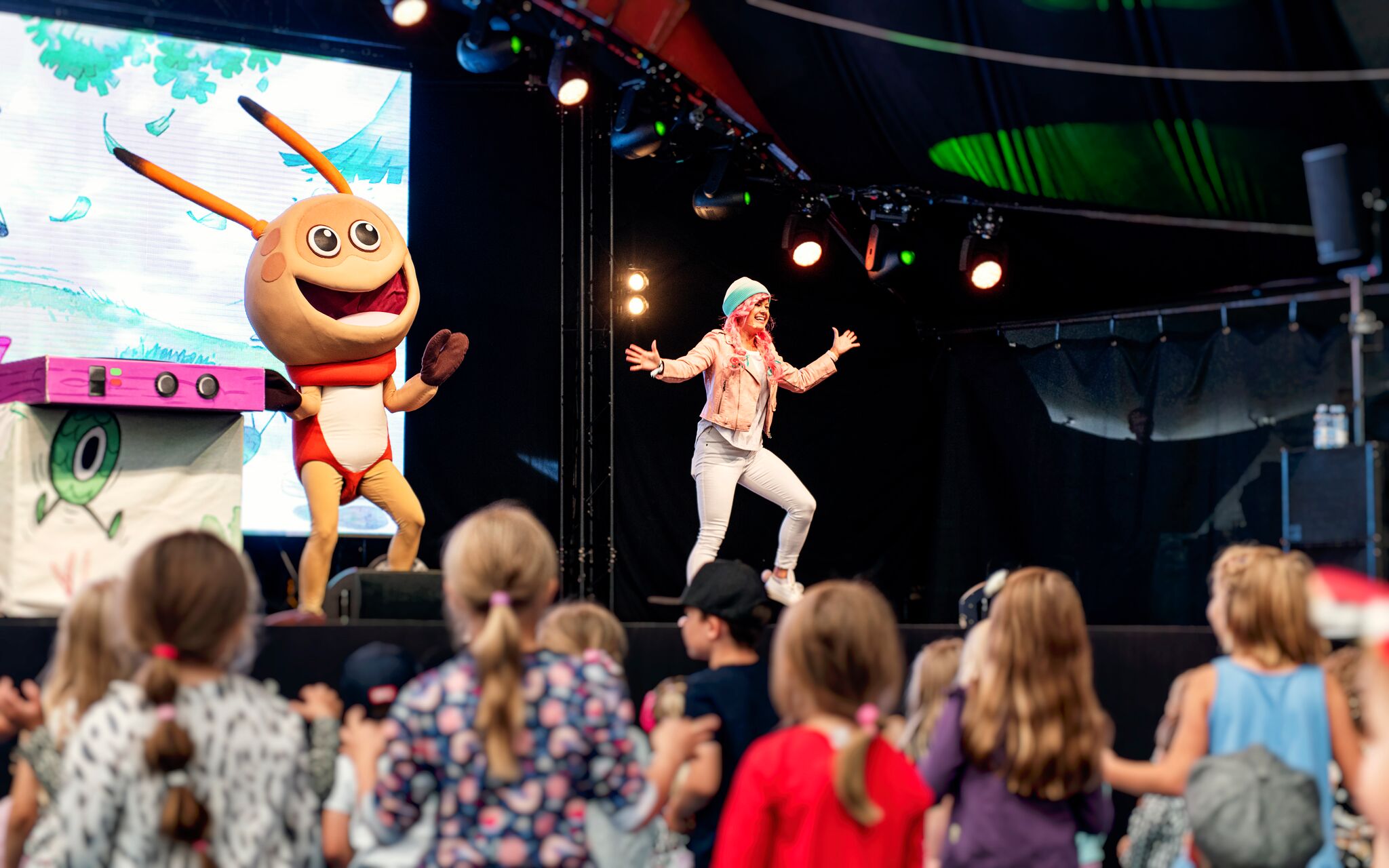 Tapahtumassa yleisöä tanssittaa suomalaisen lastenkulttuurin iso nimi Kikattava Kakkiainen