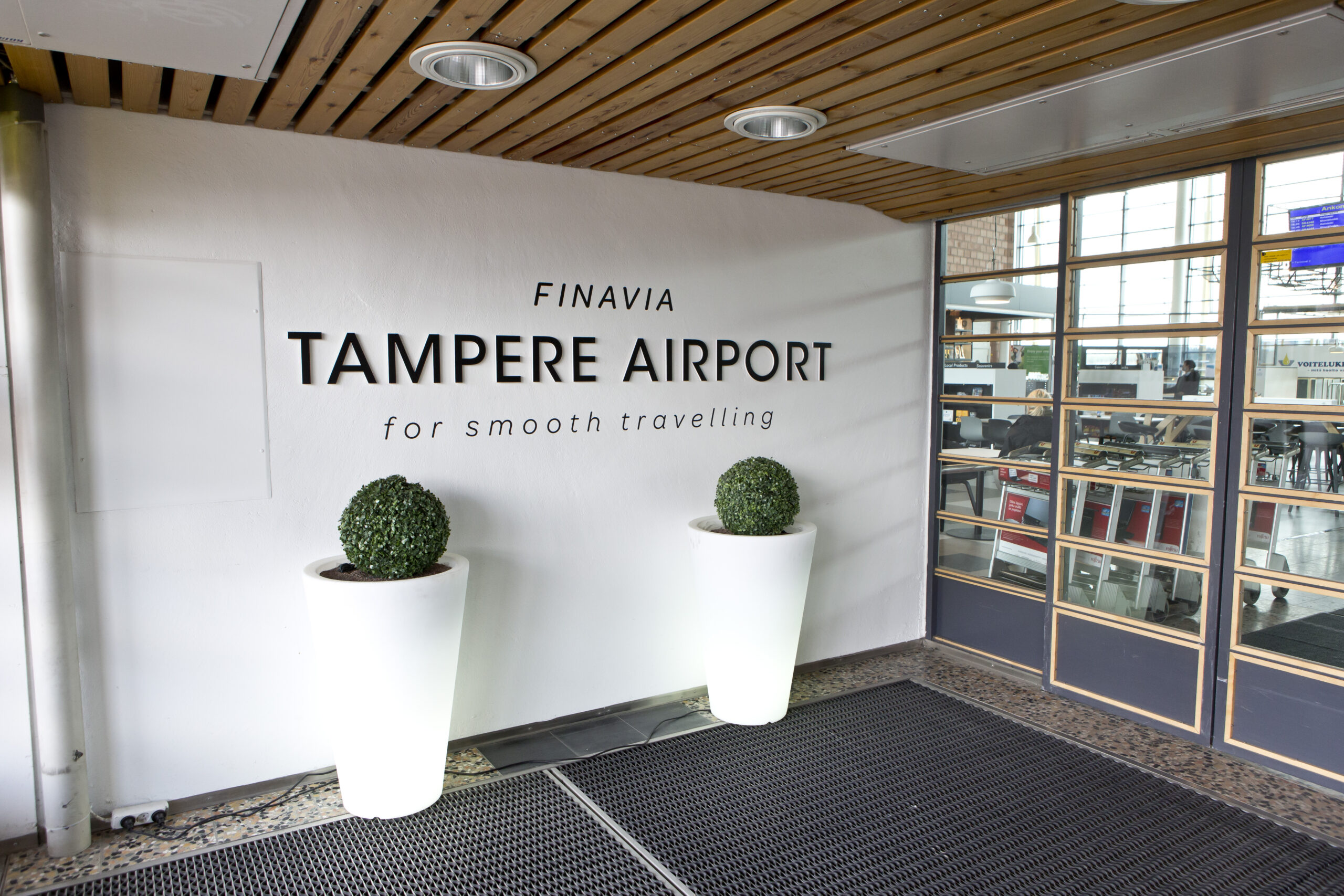 Tampere-Pirkkala teksti lentoasemarakennuksen seinällä.