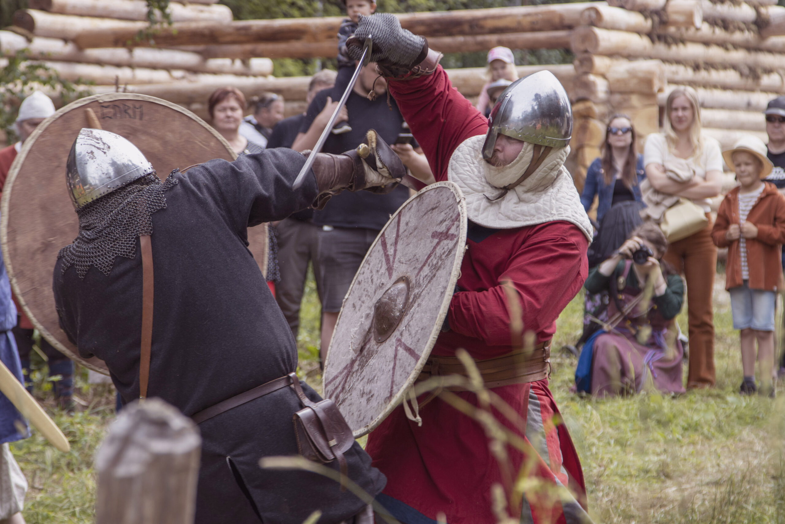 Viikingit taistelevat viikonloppuna Pirkkalan Muinaismarkkinoilla – tarjolla myös rauhallista rautakauden elämää Muinaiskylässä  